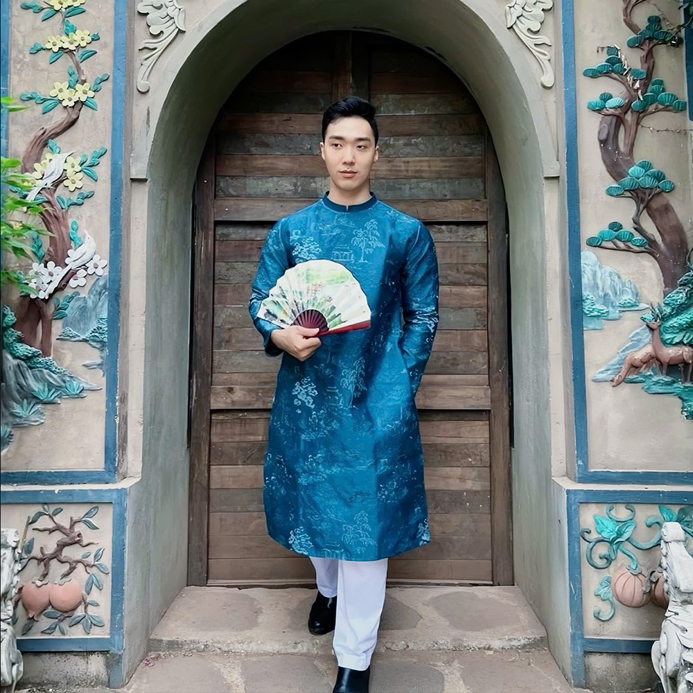 Thuê Áo Dài Nam Thêu Thủy Mặc Xanh tại Tiệm Nhà Bông – thiết kế cách tân hiện đại, chất liệu vải tafta cứng cao cấp, họa tiết tranh thủy mặc tinh tế, gam màu xanh thanh lịch, mang đến vẻ đẹp trang nhã và tinh tế cho phái mạnh.