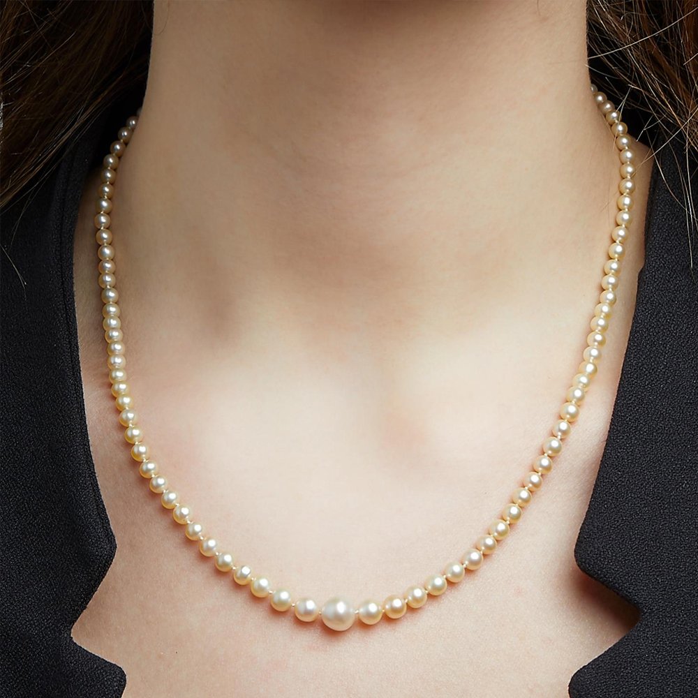 Chiếc Dây Chuyền Ngọc Trai Trắng tinh khiết, ánh sắc tự nhiên, là điểm nhấn hoàn hảo cho mọi trang phục dạ hội. Thuê ngọc trai tại Tiệm Nhà Bông để hoàn thiện vẻ ngoài quý phái!