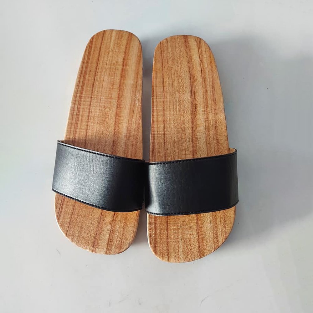 cho thuê guốc mộc quai đen chụp ảnh áo dài, concept Vintage, kỷ yếu? Tiệm Nhà Bông cam kết guốc sạch sẽ, đế chắc chắn, giá thuê siêu tiết kiệm. Xem mẫu và Đặt thuê ngay!