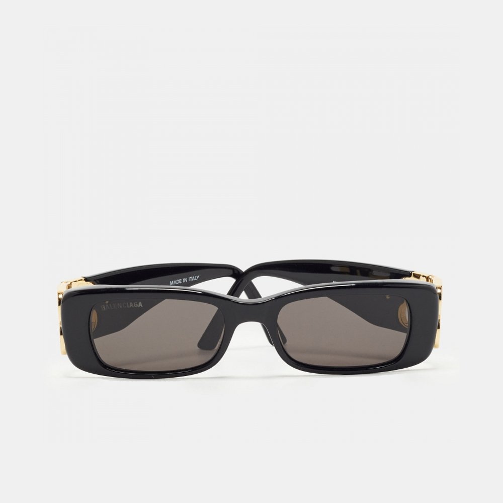 Chiếc Kính Mát BB Đen (kiểu dáng Balenciaga) tạo điểm nhấn cool ngầu, thời thượng. Hoàn hảo cho mọi chuyến đi, dạo phố hoặc chụp ảnh lookbook. Thuê kính BB tại Tiệm Nhà Bông để nâng tầm phong cách!