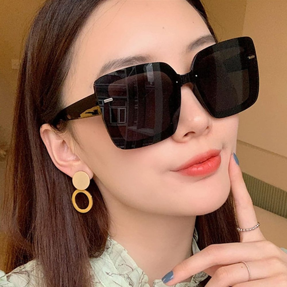 Kính mát Gucci Bản Vuông To Đen không chỉ là một món phụ kiện, đó là tuyên ngôn về sự xa hoa, đẳng cấp. Được thiết kế với form Oversize Square đặc trưng, chiếc kính này giúp che phủ gương mặt hoàn hảo, tạo vẻ ngoài bí ẩn và thu hút như những minh tinh màn bạc. Dịch vụ cho thuê kính mát Bản Vuông To Gucci Đen từ Tiệm Nhà Bông giúp bạn bước vào thế giới hàng hiệu dễ dàng và tiết kiệm nhất.