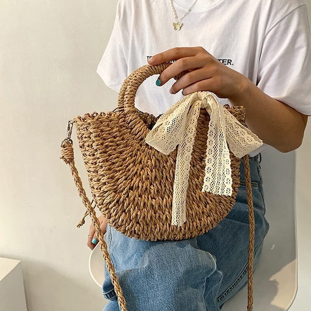 Đừng ngại thử nghiệm phong cách mới với chiếc túi cói bán nguyệt dây chéo đầy cá tính này. Nhanh tay đặt thuê để bắt kịp trend du lịch và thời trang năm nay!