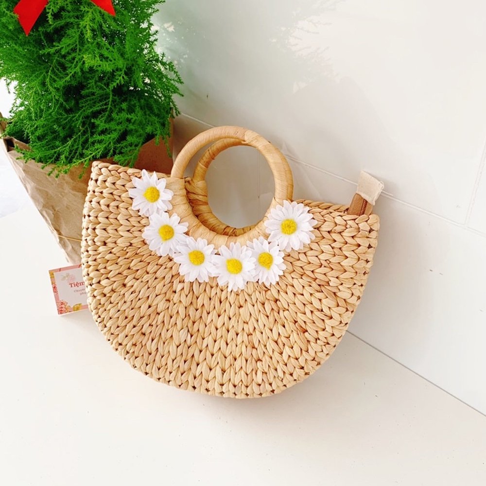 Cần cho thuê túi cói cầm tay đính hoa tinh xảo? Tiệm Nhà Bông cam kết mẫu túi đẹp, chi tiết hoa đính kết 3D, vệ sinh sạch sẽ. Nâng tầm vẻ đẹp của bạn ngay hôm nay! Đặt thuê ngay!