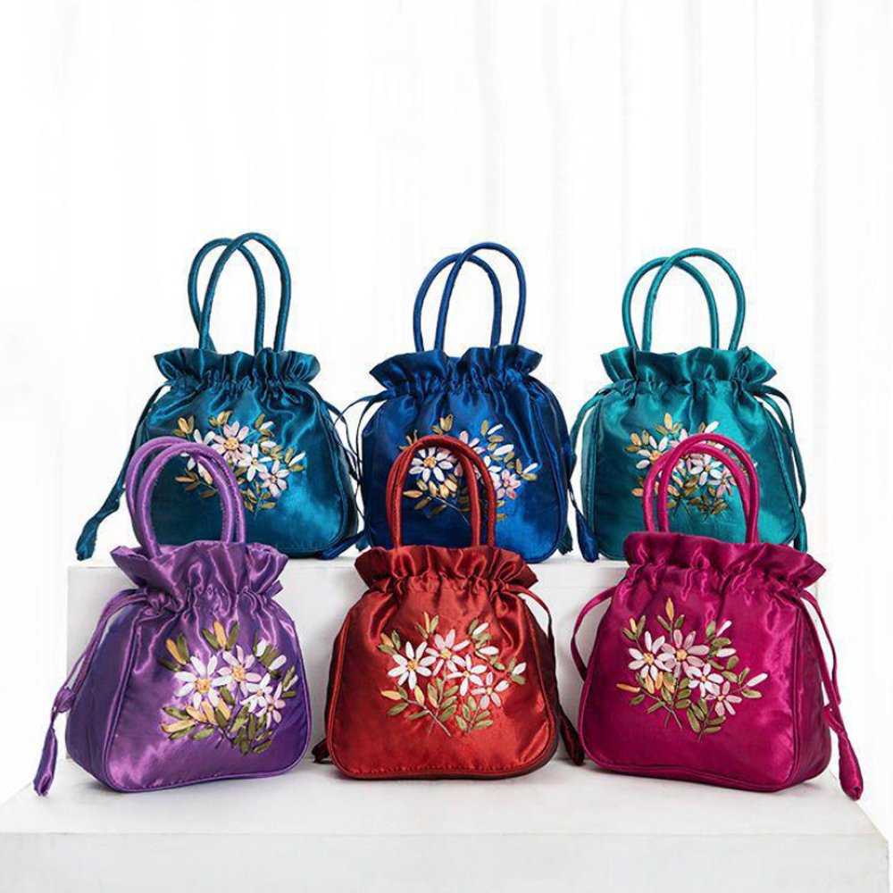 Chiếc túi vải thêu hoa 8 màu thủ công, mang vẻ đẹp lãng mạn, phóng khoáng của phong cách Boho. Hoàn hảo đi dã ngoại, du lịch. Thuê túi vải thêu tại Tiệm Nhà Bông để tạo điểm nhấn nổi bật!