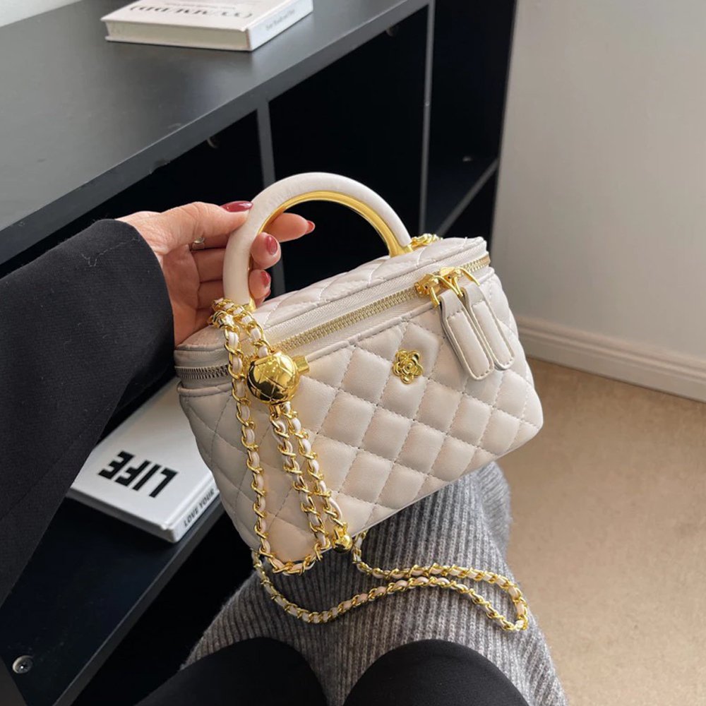 Túi Đeo Chéo Viền Vàng Nền Trắng là một sản phẩm phù hợp cho các bạn nữ yêu thích sự đơn giản và tinh tế. Túi có thể kết hợp với nhiều loại trang phục khác nhau, từ công sở đến dạo phố, từ thanh lịch đến cá tính. Túi cũng là một món quà ý nghĩa cho bạn bè, người thân hoặc bản thân mình.