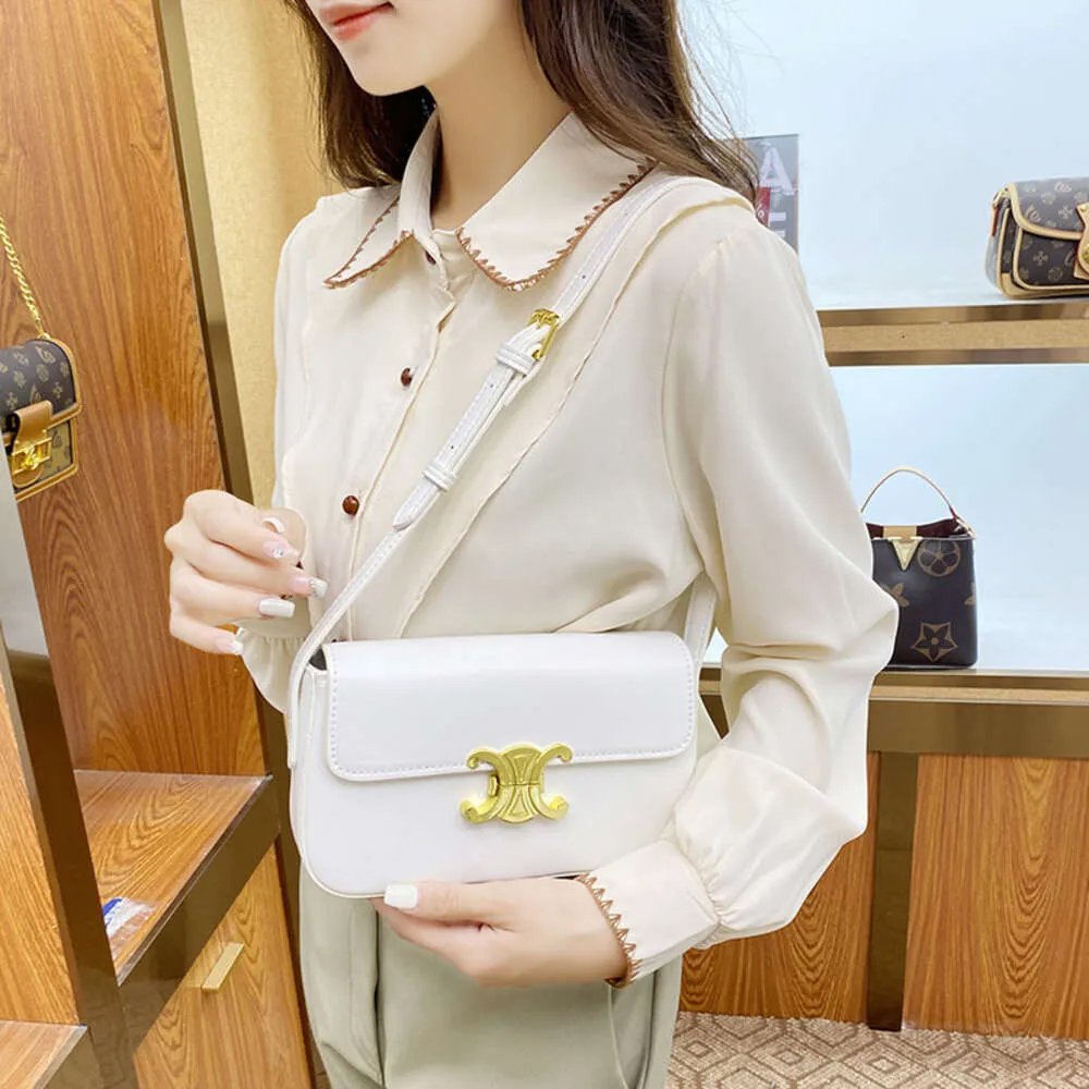 Chiếc túi xách trắng khoen vàng là phụ kiện không thể thiếu cho phong cách Minimalist và Chic. Màu trắng tinh tế kết hợp khoen vàng sang trọng. Thuê túi xách tại Tiệm Nhà Bông để làm mới vẻ ngoài của bạn!