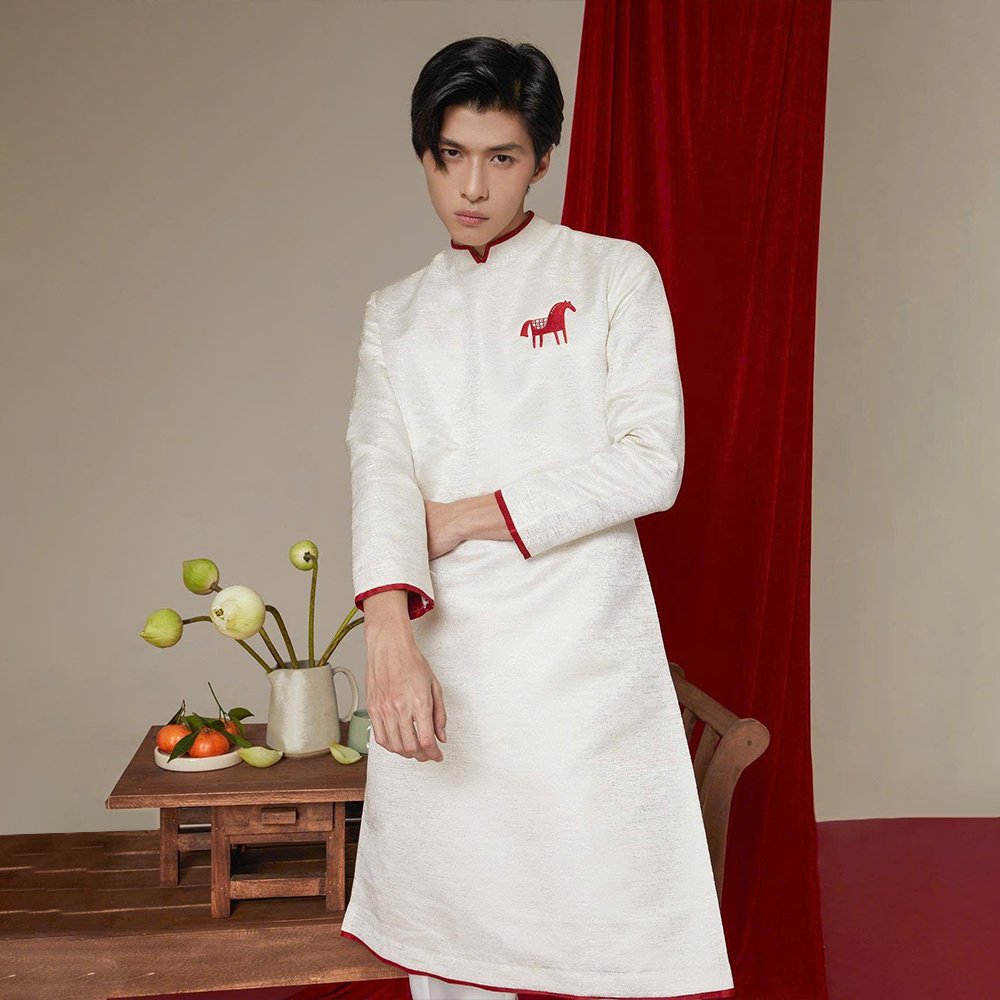 Áo Dài Nam Dizai Kem lịch lãm, form cách tân hiện đại, sử dụng Vải Tafta cứng giúp áo đứng dáng tuyệt đối. Điểm nhấn là Họa Tiết Con Ngựa độc đáo, tượng trưng cho sự thành công, tốc độ và may mắn. Màu Kem trang nhã, lý tưởng cho chú rể, sự kiện đặc biệt và chụp ảnh nghệ thuật. Áo có size L tiêu chuẩn.