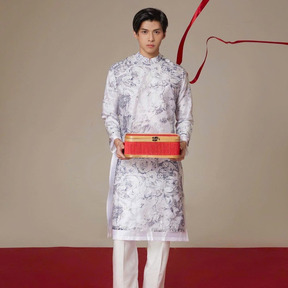 Thuê Áo Dài Nam Xanh Trắng Dizai Hoa Văn | Vải Gấm Mềm, Form Cách Tân – Tiệm Nhà Bông