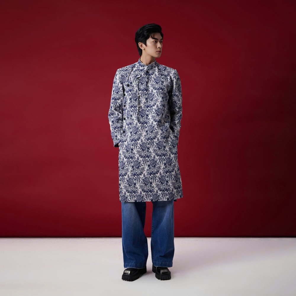 Thuê Áo Dài Nam Xanh Trắng Lasol Hoa Văn tại Tiệm Nhà Bông – thiết kế form cách tân hiện đại, vải gấm mềm cao cấp, họa tiết hoa văn tinh tế, tông xanh trắng nổi bật, size L. Phù hợp chụp ảnh, lễ Tết, cưới hỏi và sự kiện sang trọng.