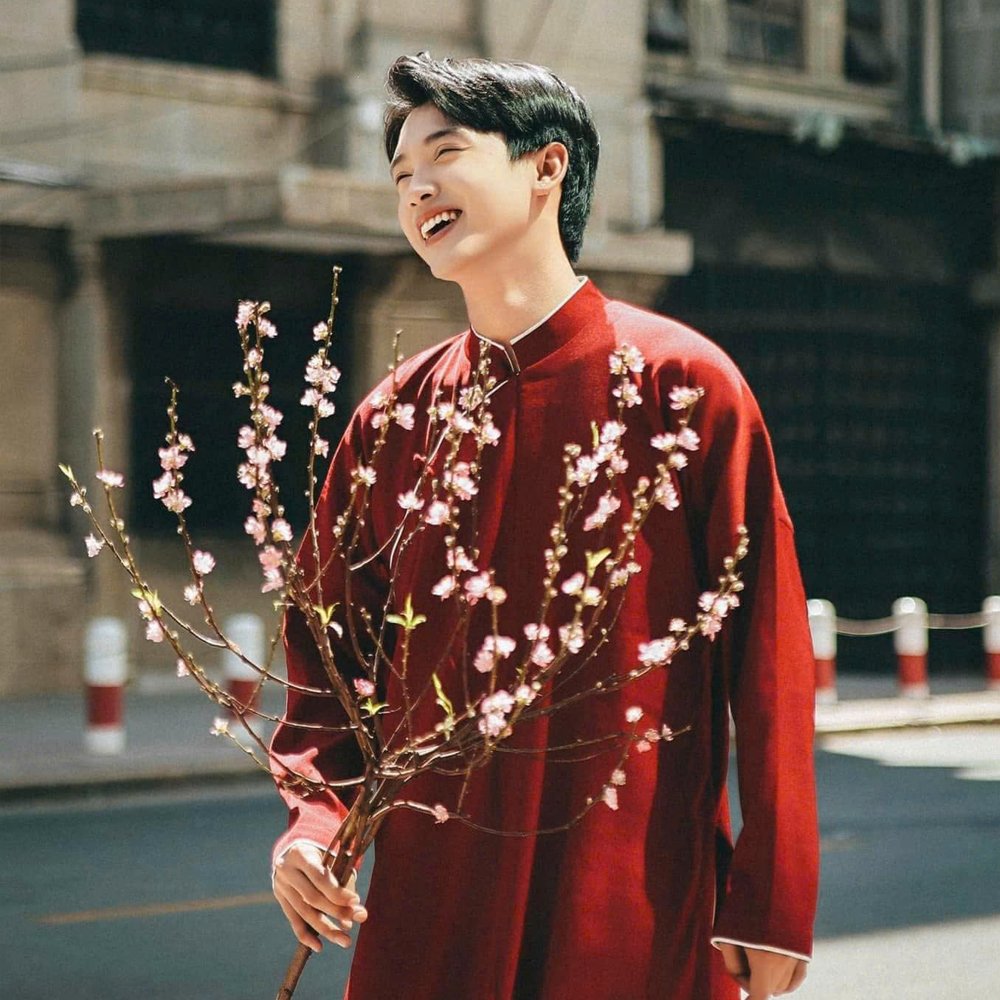 Áo Dài Ngũ Thân Nam Đỏ Viền Trắng OAO là lựa chọn hoàn hảo dành cho quý ông yêu thích vẻ đẹp truyền thống pha lẫn phong cách hiện đại.