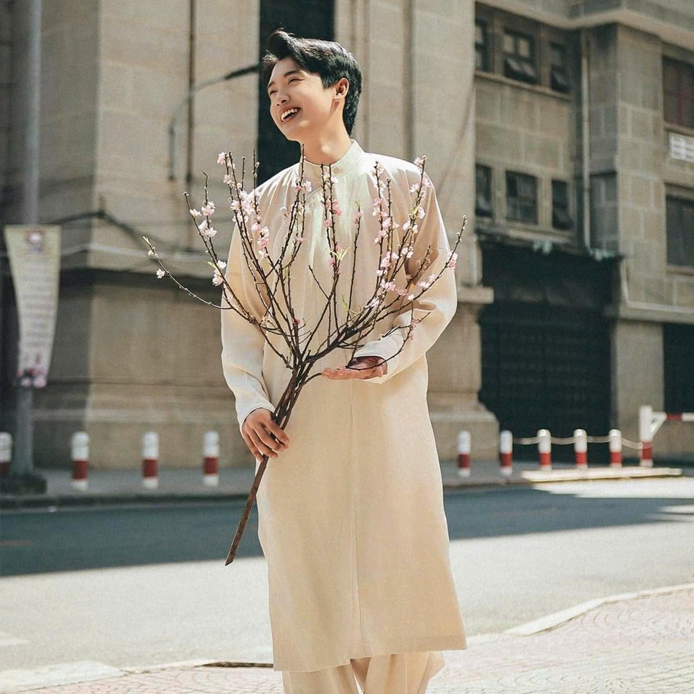 Thuê Áo Dài Ngũ Thân Nam Kem Viền Trắng OAO tại Tiệm Nhà Bông – Chất liệu gấm mềm cao cấp, form cách tân 5 nút chéo, thiết kế tinh giản viền trắng thanh lịch, có size M–3XL (bigsize). Liên hệ 0988873849 để đặt thuê ngay!