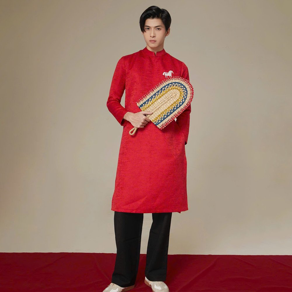 Thuê Áo Dài Đỏ Nam Dizai Ngựa tại Tiệm Nhà Bông – Vải tafta cứng cao cấp, form cách tân hiện đại, họa tiết ngựa độc đáo tượng trưng cho sức mạnh & may mắn. Liên hệ 0988873849 ngay!