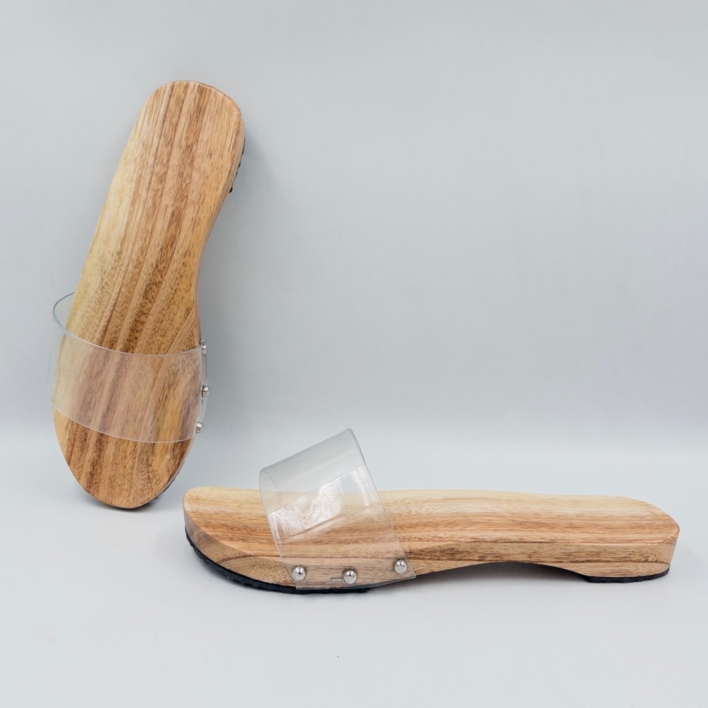 Cho Thuê Guốc Mộc Quai Trong