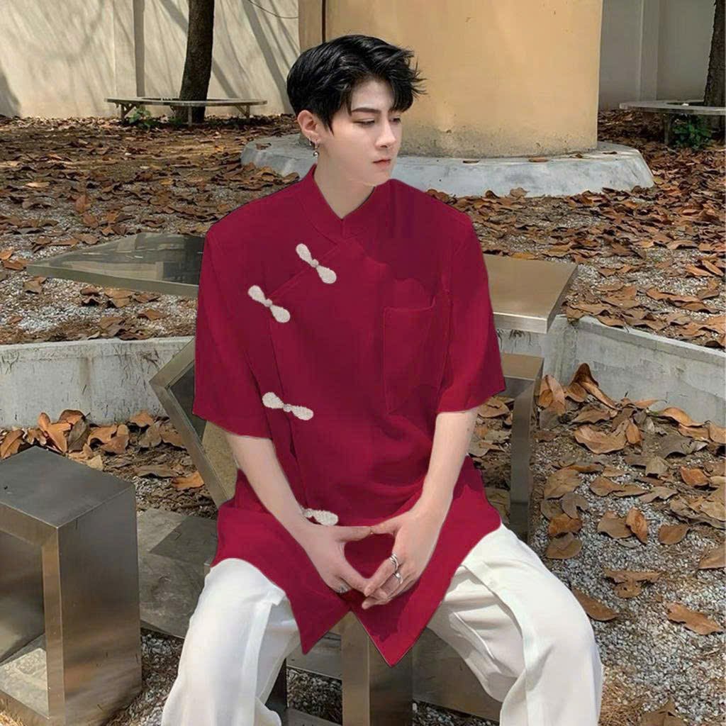 Thuê Áo Dài Nam Nút Trắng Đỏ & Trắng Đen tại Tiệm Nhà Bông – Mẫu áo dài nam cách tân hiện đại, 5 nút chéo tinh tế, vải gấm mềm cao cấp, form dáng chuẩn, không họa tiết, size L. Lựa chọn lý tưởng cho chụp ảnh, lễ Tết, sự kiện, cưới hỏi.