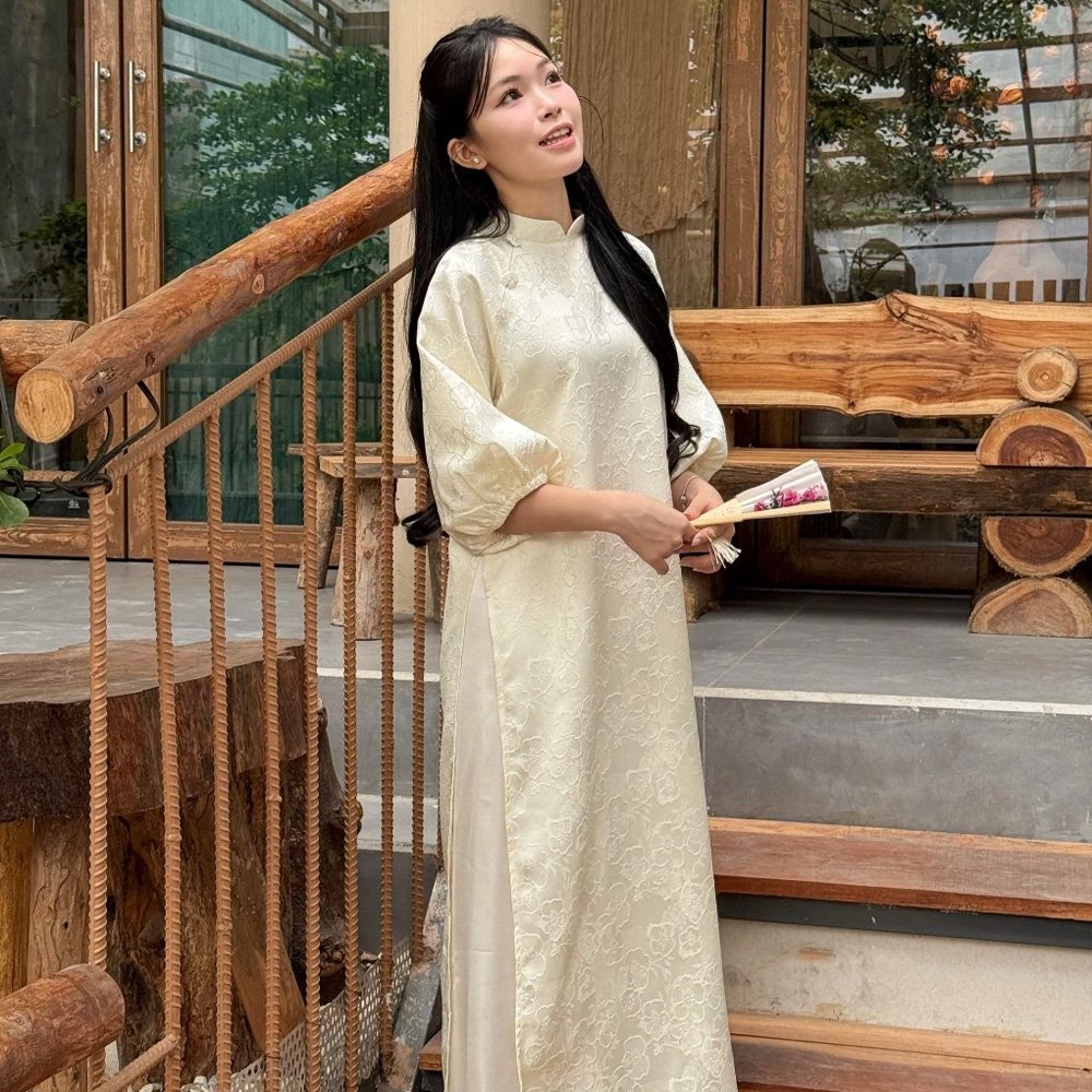Chào đón một vẻ đẹp thanh thoát và đầy cuốn hút với dịch vụ thuê áo dài Kem Liêu Hạ Hoa Cúc của chúng tôi. Chiếc áo dài này là sự kết hợp hoàn hảo giữa nét truyền thống duyên dáng và hơi thở hiện đại, mang đến cho quý khách một phong thái sang trọng và khác biệt
