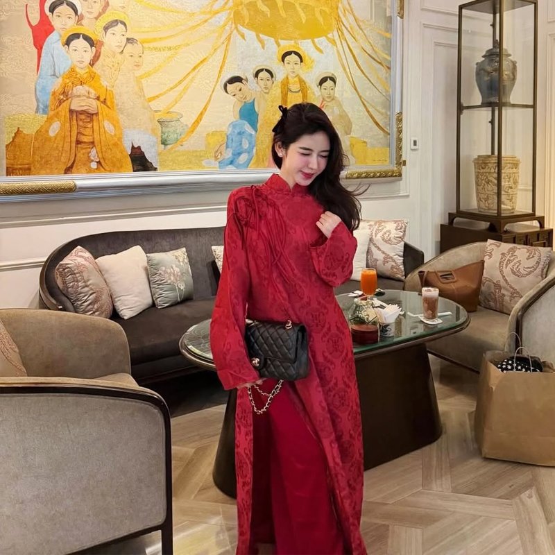 Cho thuê Áo Dài Nữ Đỏ Cổ Trụ Đồng Tiền Đính 3 Khảm Ngọc Trai