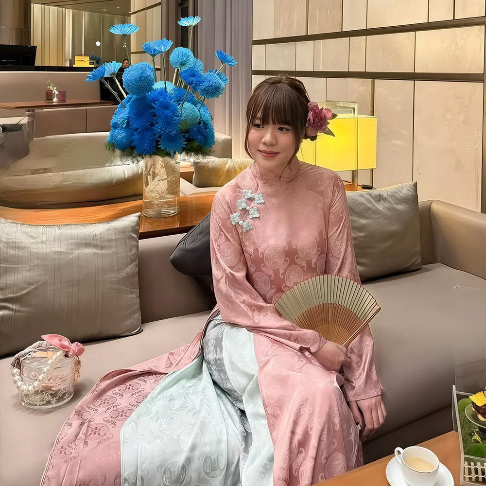 Áo Dài Nữ Hồng Cổ Trụ Đồng Tiền 4 Tà Đính Nơ là mẫu áo dài dành cho những quý cô yêu thích sự hòa quyện giữa nét đẹp truyền thống và phong cách hiện đại tinh tế. Gam màu hồng nhẹ nhàng giúp tôn da, mang lại cảm giác nữ tính, duyên dáng nhưng vẫn rất trang nhã.