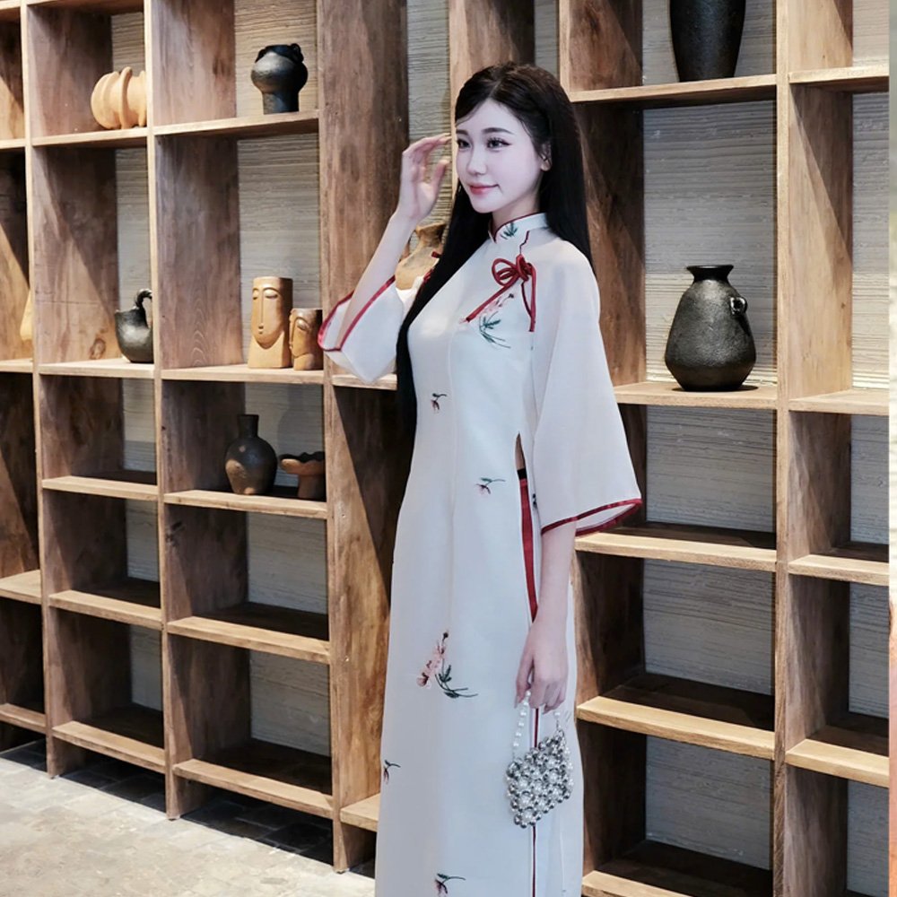Thuê áo dài trắng thêu hoa mai chi truyền thống