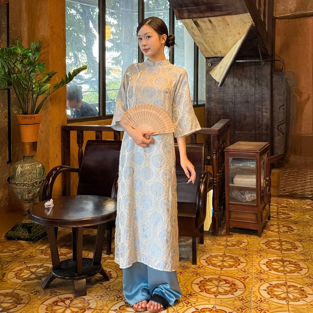 Thuê Áo Dài Xanh Tuệ Dĩnh 2 Nút Tua Rua tại Tiệm Nhà Bông – gam xanh sang trọng, thiết kế tua rua tinh tế, có bigsize, phù hợp tiệc và chụp ảnh.