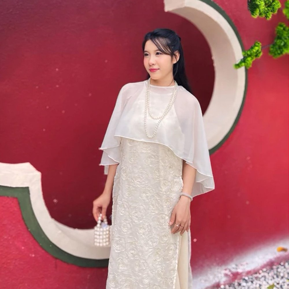 Áo Dài Kem Cổ Yếm Thêu Hoa Orimi là sự hòa quyện tinh tế giữa nét truyền thống của áo dài Việt và phong cách thiết kế hiện đại, giúp tôn lên vẻ đẹp dịu dàng, sang trọng của người mặc. Sắc kem nền nã mang lại cảm giác nhẹ nhàng, trang nhã và rất phù hợp với nhiều tông da.