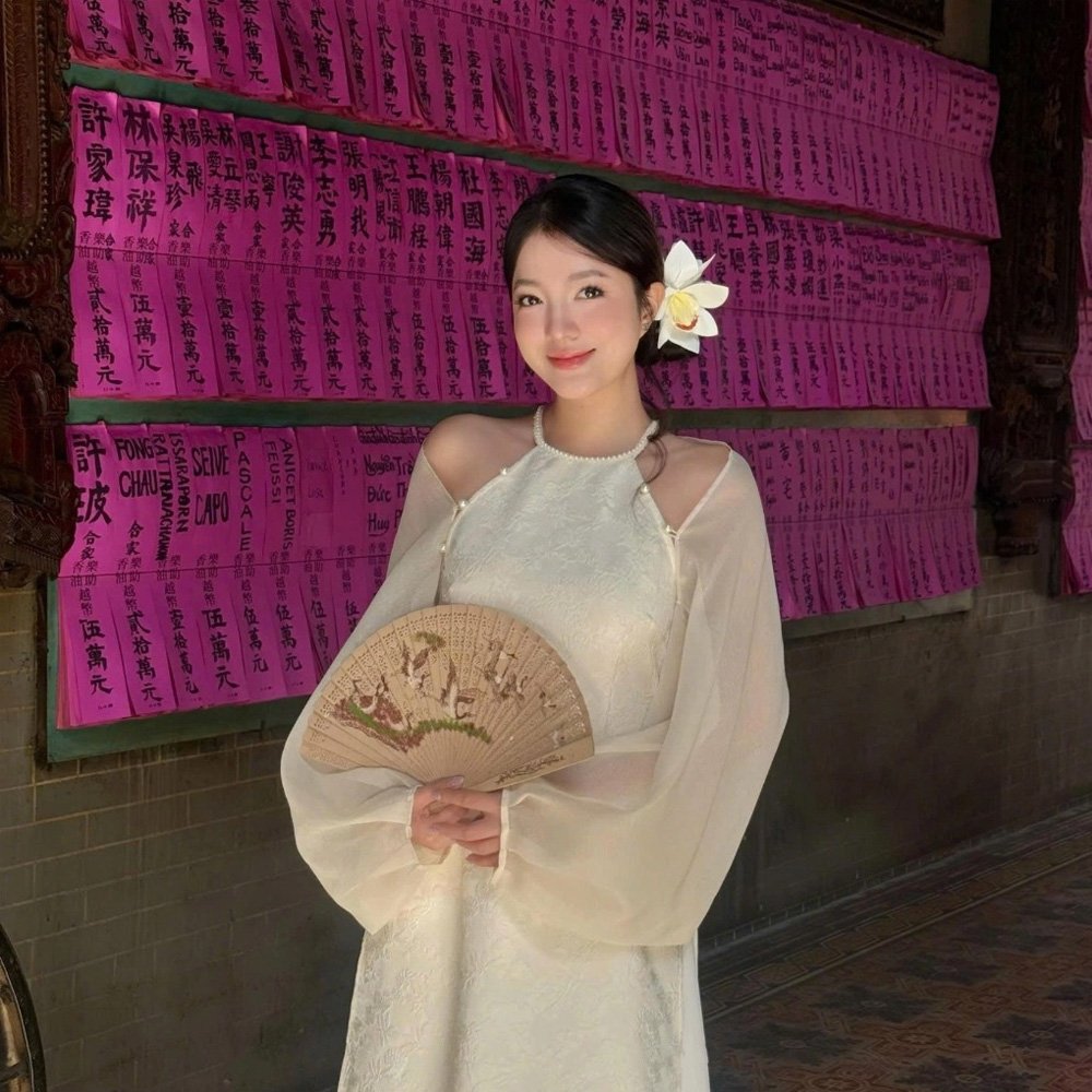 Áo dài trắng cổ yếm khoác voan phù hợp chụp ảnh kỷ yếu và sự kiện
